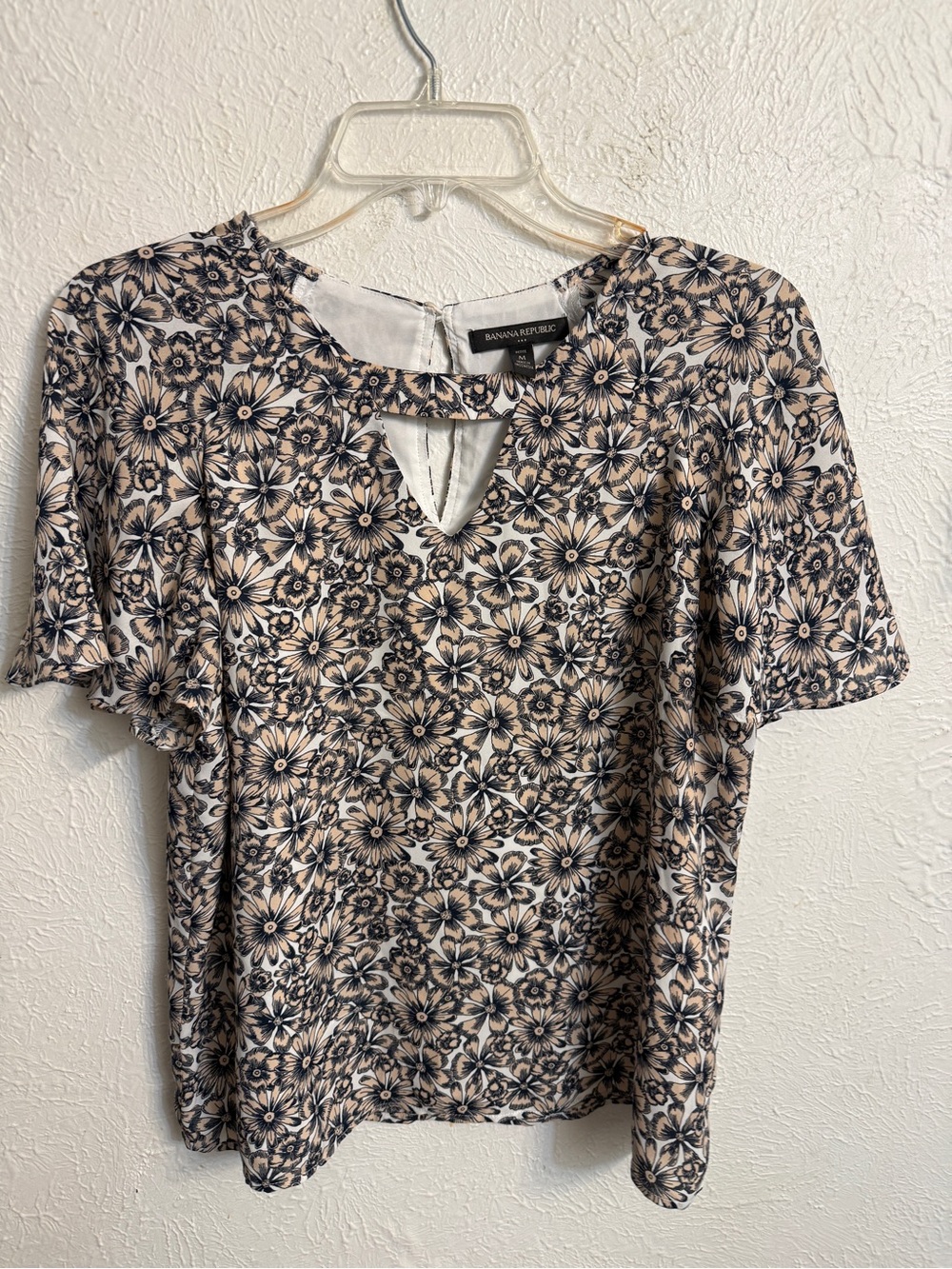 Banana Republic Beige and Navy Floral Keyhole Short-Sleeve Top